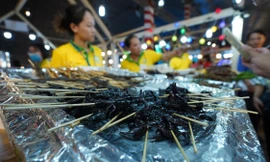 Du khách trải nghiệm món ăn từ côn trùng