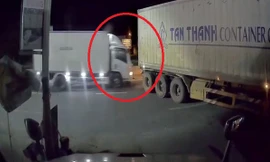 Khoảnh khắc xe tải đâm đuôi container lúc lùi ra đường