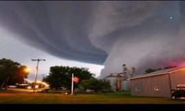  Lốc xoáy kinh hoàng “xé toạc” một nhà máy ở Hy Lạp