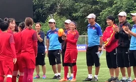 CĐV tiếp tế thực phẩm cho tuyển nữ thi đấu SEA Games