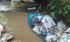 Hiện trường nơi nhiễm dầu thải nghi ảnh hưởng nguồn nước sạch tại Hà Nội