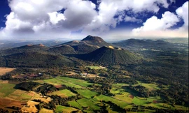 Chuỗi 80 núi lửa hình nón cụt trải dài 45 km