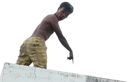 Thanh niên la hét, cố thủ trên nóc nhà suốt 6 giờ