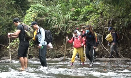 Băng rừng lội suối khám phá 'tuyệt tình cốc'