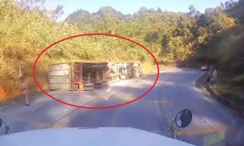 Xe container bị lật khi qua dốc Đá Xẻ