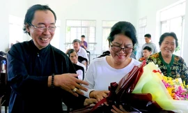 Người bị oan 18 năm chia sẻ niềm vui với vợ sau khi được xin lỗi