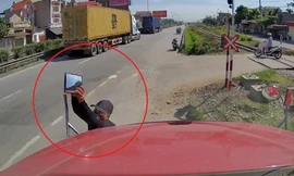 Kẻ gian bẻ trộm kính chiếu hậu của container giữa ban ngày