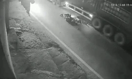 Vượt ẩu cạnh xe container, người đi xe máy bị cán tử vong