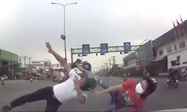 Cặp đôi vượt đèn đỏ bị ô tô đâm bay lên không trung