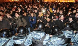 Cảnh sát chống bạo động và người biểu tình tại Mátxcơva. Ảnh: Getty Images