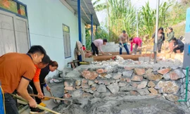 Giáo viên, phụ huynh cùng tham gia xây dựng nhà tắm cho các em