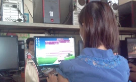 T. đang lên mạng tìm sự trợ giúp cho hai mẹ con Ảnh: D.N