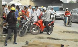 Nam thanh niên nằm chết bên lề đường