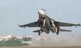 Những máy bay hiện đại ngày đêm canh biển, trời