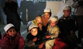 Giải thoát 45 học sinh Pakistan bị xiềng xích dưới tầng hầm