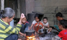 5 đứa trẻ thơ sống 'lay lắt' vì cha chết, mẹ điên khờ