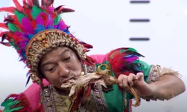 Trường Giang vô tư gặm đùi gà, bất chấp dàn “sao” đang “bụng đói“