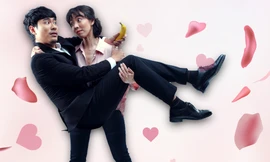 Thu Trang hóa “bà cô ế” bế Kiều Minh Tuấn chạy trốn đầu năm