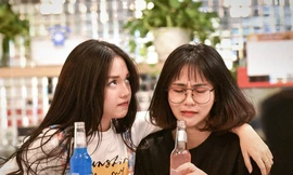 Linh Ngọc Đàm “đối đầu” MisThy trong hình tượng game giống “Tomb Raider” và “Cooking Mama“