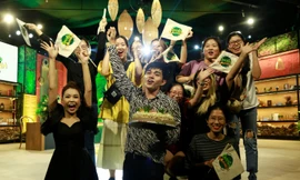 Jun Phạm bất ngờ khi được tổ chức sinh nhật sớm ngay tại phim trường