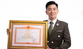 Thầy giáo, ảo thuật gia Nguyễn Phương gây bất ngờ khi nhận bằng khen của Thủ tướng