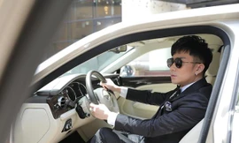 Quang Hà lái xe siêu sang 24 tỷ đồng, sánh đôi cùng Jennifer Phạm đến họp báo