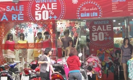 Hàng xả cuối năm, đến đi ngắm còn... lười