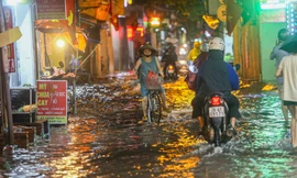 Đường phố Hà Nội 'thành sông' chỉ sau 20 phút mưa rào