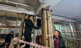 Cận cảnh hệ thống giàn giáo chống đỡ căn chung cư mini 8 tầng 