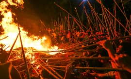 Chen nhau dùng sào tre rước lửa thiêng tại lăng mộ lúc nửa đêm