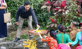 'Ngả nón xin tiền' tại lễ hội ở chùa cổ 2.000 năm tuổi 