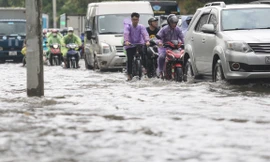 Mưa trắng trời, nhiều tuyến phố tại Hà Nội ‘thành sông’ chỉ sau 15 phút