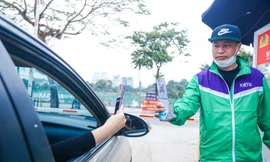 Thu phí trông giữ xe không dùng tiền mặt, hết cảnh chờ hàng giờ vào lễ Phủ Tây Hồ ngày Tết