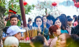 Biến tướng đi lễ đầu năm thành cuộc ‘chạy đua tâm linh’ 