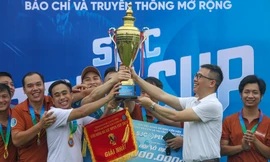 Đội bóng báo Tiền Phong vô địch SJC OPEN Cup trong lần đầu tiên tham dự