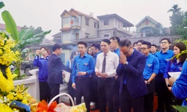 Đoàn Thanh niên Bộ Ngoại giao thăm và dâng hương tại khu tưởng niệm dịp 26/3