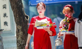 Nam thanh nữ tú 'đội nắng' đi chùa Hà cầu duyên ngày Thất tịch