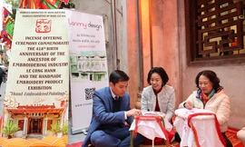 Trải nghiệm thêu thủ công trong lễ kỷ niệm ngày sinh ông Tổ nghề thêu Lê Công Hành