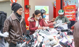 Chen nhau mua đồ xả hàng chiều 30 Tết