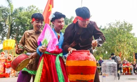 Xem nam nhân thi nhau trổ tài để kén rể tại lễ hội ở Hà Nội