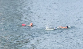 Liên tiếp các vụ chết đuối, người Hà Nội vẫn vô tư tắm 'hồ tử thần'