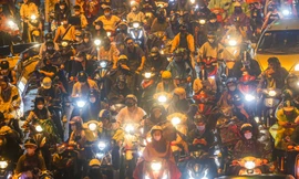 Mưa lớn đúng giờ tan tầm, người Hà Nội chật vật vượt ùn tắc ‘tìm đường’ về nhà