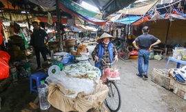 Hà Nội: Chợ Mai Động đóng cửa đột ngột, tiểu thương giảm giá 90% để thanh lý hàng