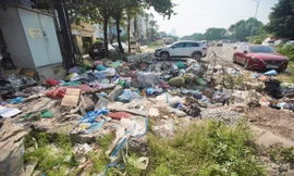 Rác thải bủa vây dự án đường hơn 250 tỷ đồng ở Hà Nội