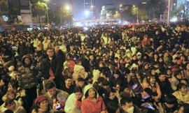 Biển người đổ về Hồ Tây xem lễ hội ánh sáng và pháo hoa Giao thừa