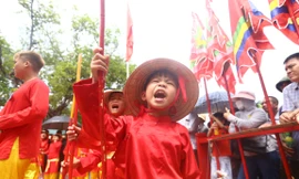 Hàng ngàn người nối nhau xem hội trận tái hiện lại trận đánh của Thánh Gióng