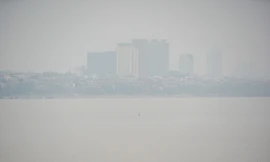 Hà Nội mù mịt bụi mịn từ sáng đến chiều, nhiều tòa nhà 'biến mất'