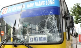 Nam thanh niên nhiều lần lao đầu vào xe buýt ăn vạ