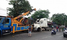 Tin nóng 24H: Container lao sâu vào nhà dân lúc rạng sáng