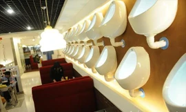 Ăn tối trong ‘nhà vệ sinh’, tại sao không ?